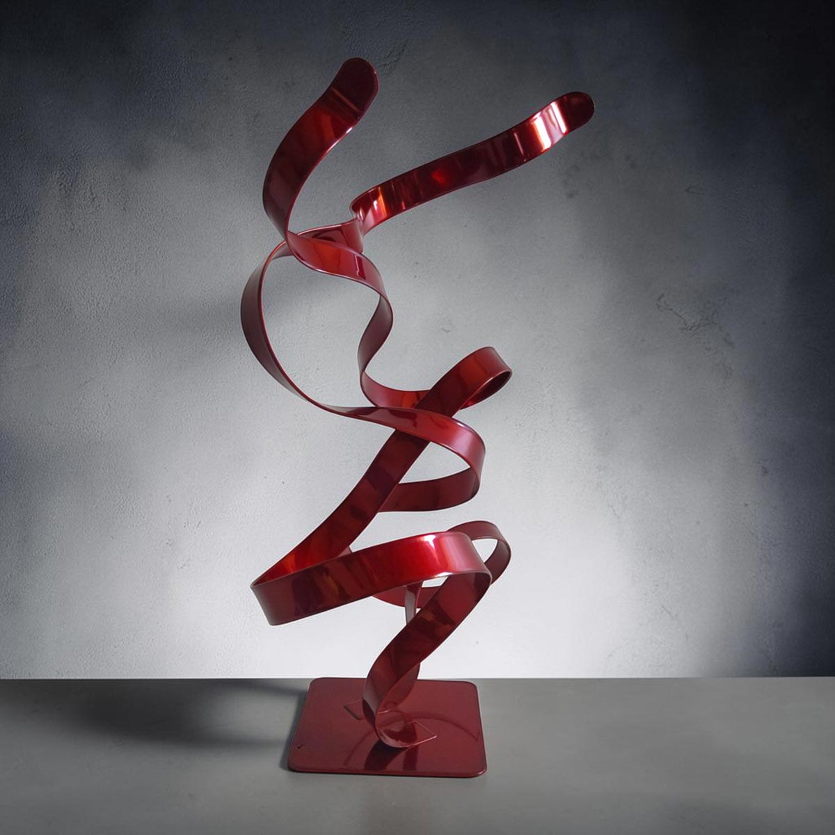Sculpture double ruban en métal rouge 37 cm réalisée artisanalement par NaguraDesign profil