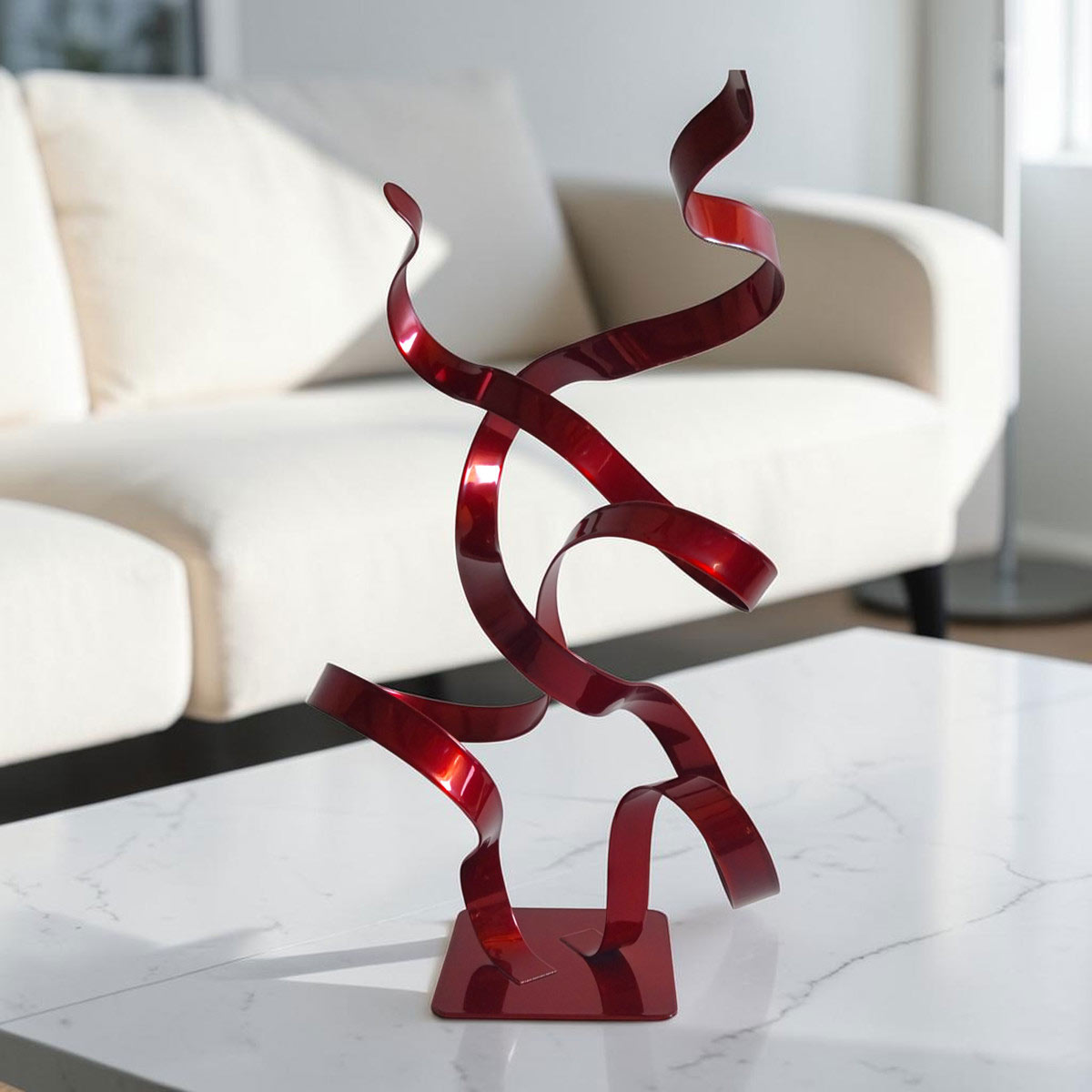 Sculpture double ruban en métal rouge 37 cm réalisée artisanalement par NaguraDesign situation