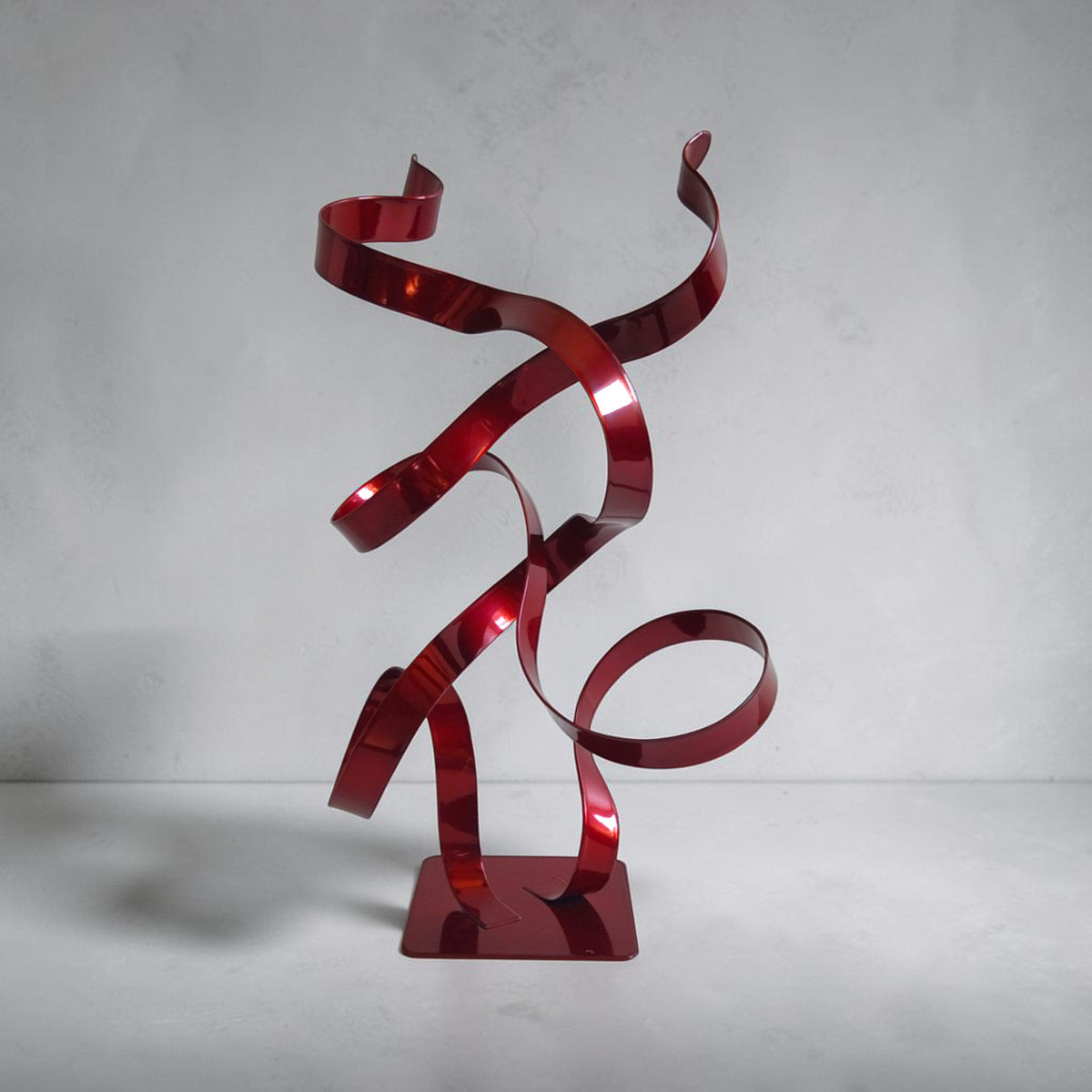 Sculpture double ruban en métal rouge 37 cm réalisée artisanalement par NaguraDesign