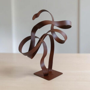Sculpture double ruban en métal rouille 30 cm réalisée artisanalement par NaguraDesign