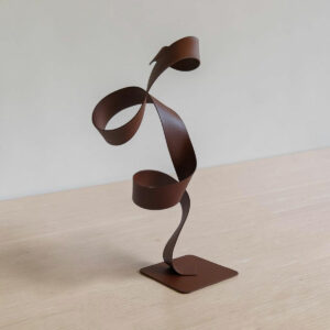 Sculpture ruban en métal couleur rouille 34 cm réalisée artisanalement par NaguraDesign dos