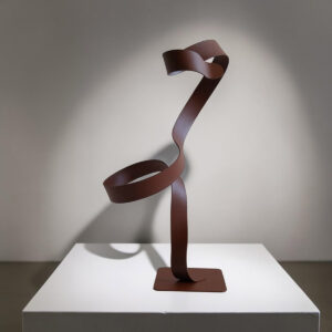 Sculpture ruban en métal couleur rouille 34 cm réalisée artisanalement par NaguraDesign dos