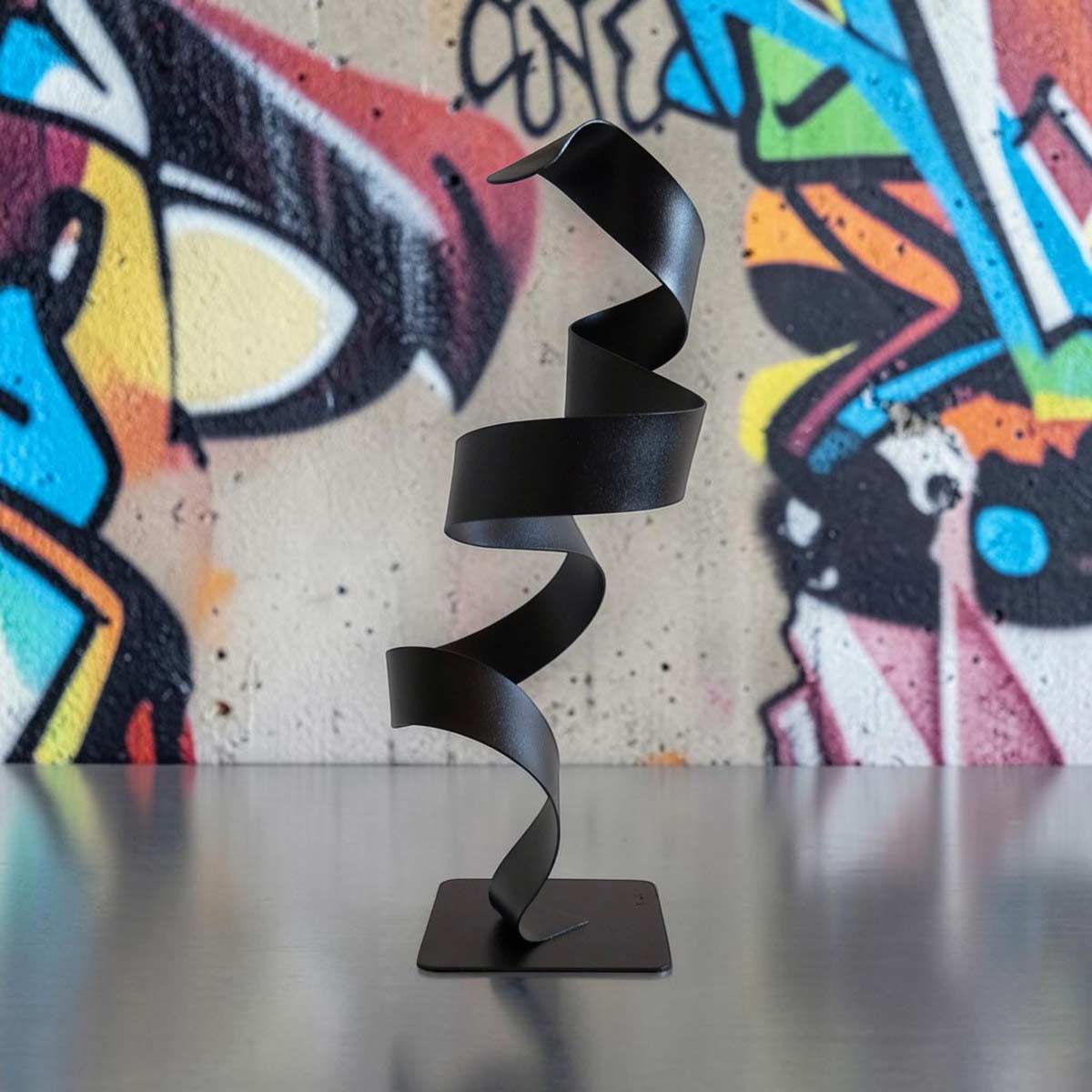 Sculpture ruban spirale en métal noir pailleté 35 cm réalisée artisanalement par NaguraDesign décor