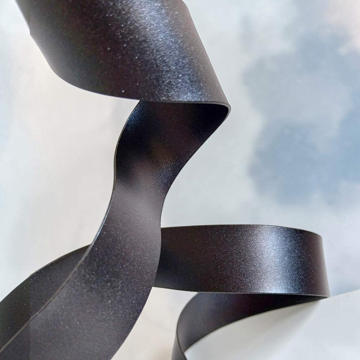 Sculpture ruban spirale en métal noir pailleté 35 cm réalisée artisanalement par NaguraDesign détail