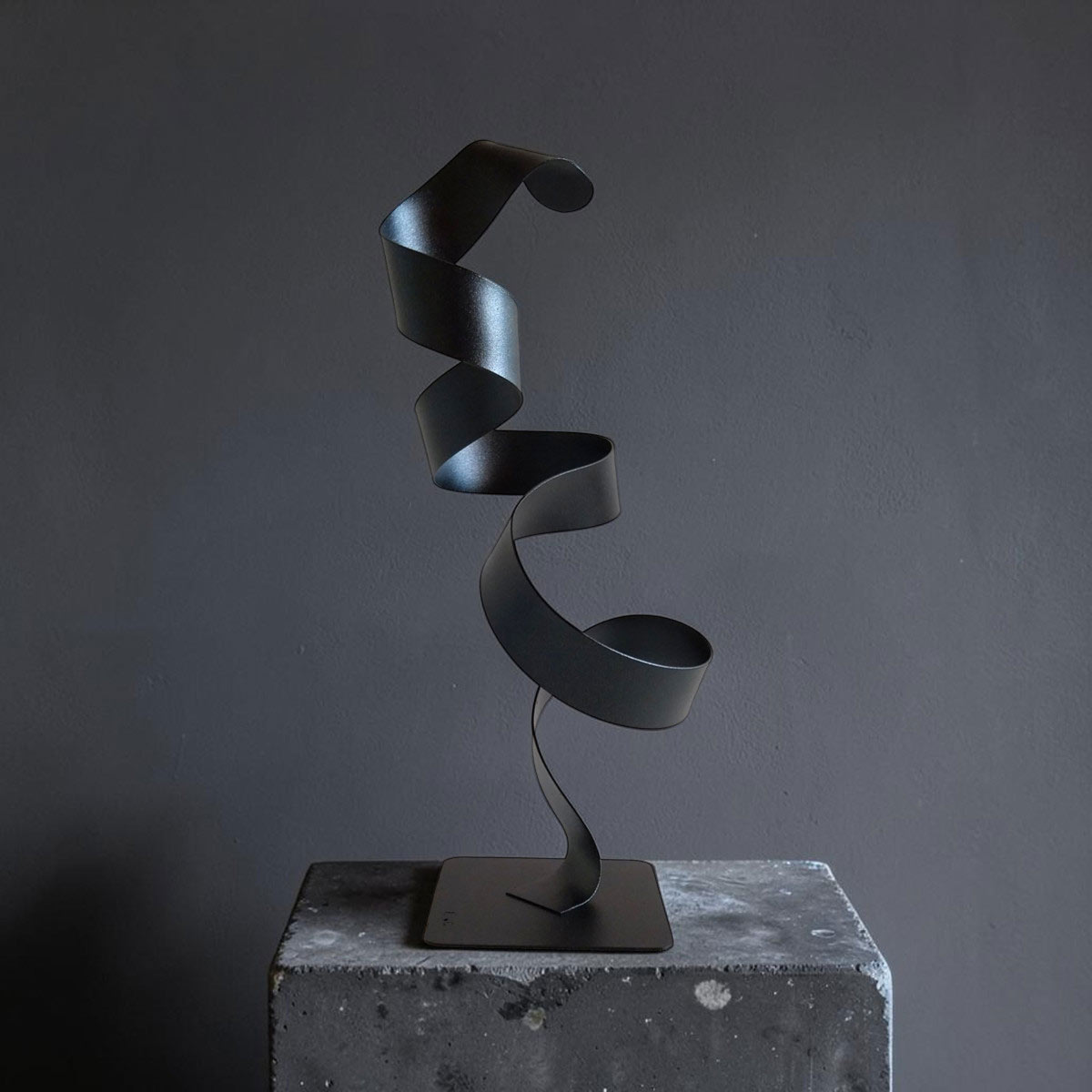 Sculpture ruban spirale en métal noir pailleté 35 cm réalisée artisanalement par NaguraDesign dos