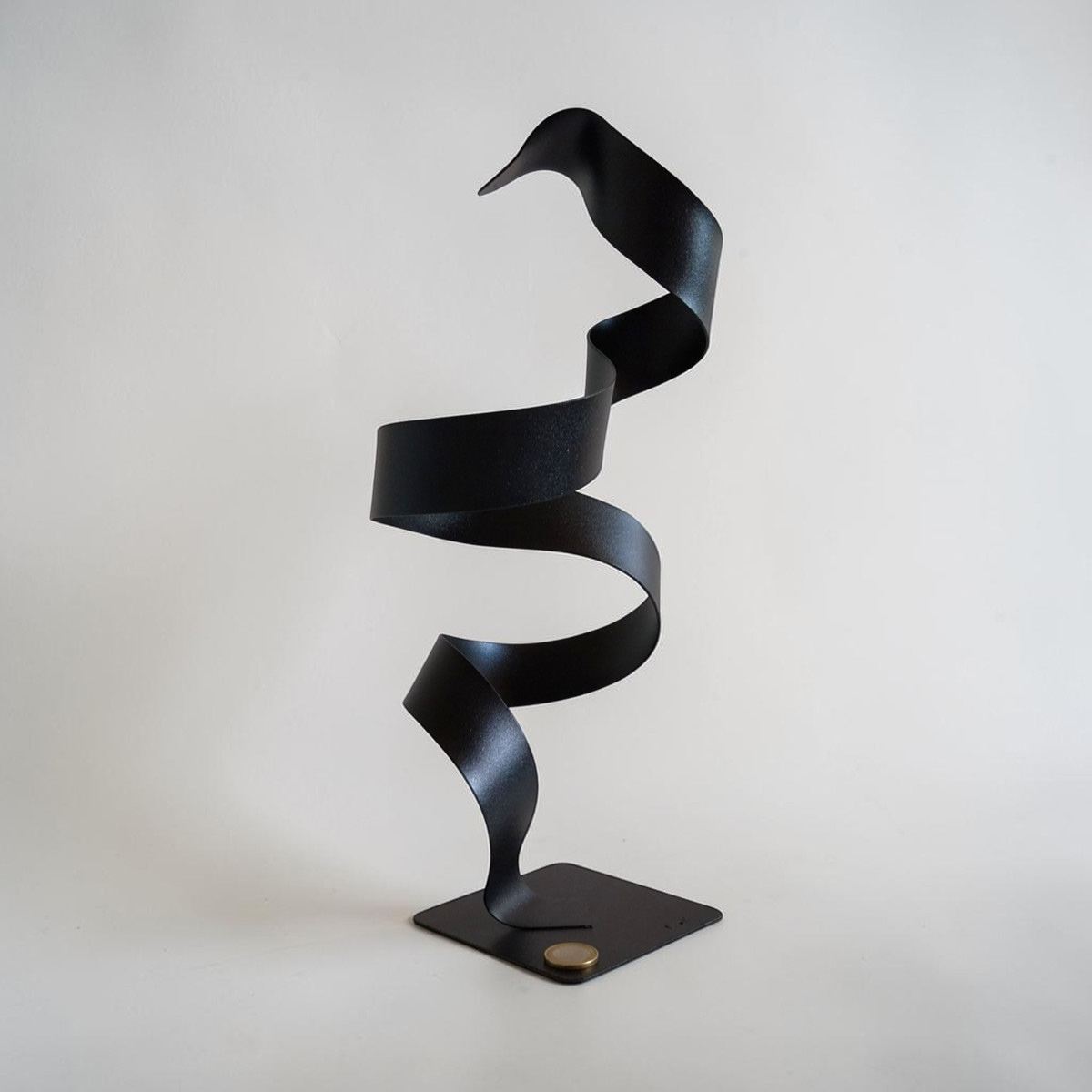 Sculpture ruban spirale en métal noir pailleté 35 cm réalisée artisanalement par NaguraDesign échelle