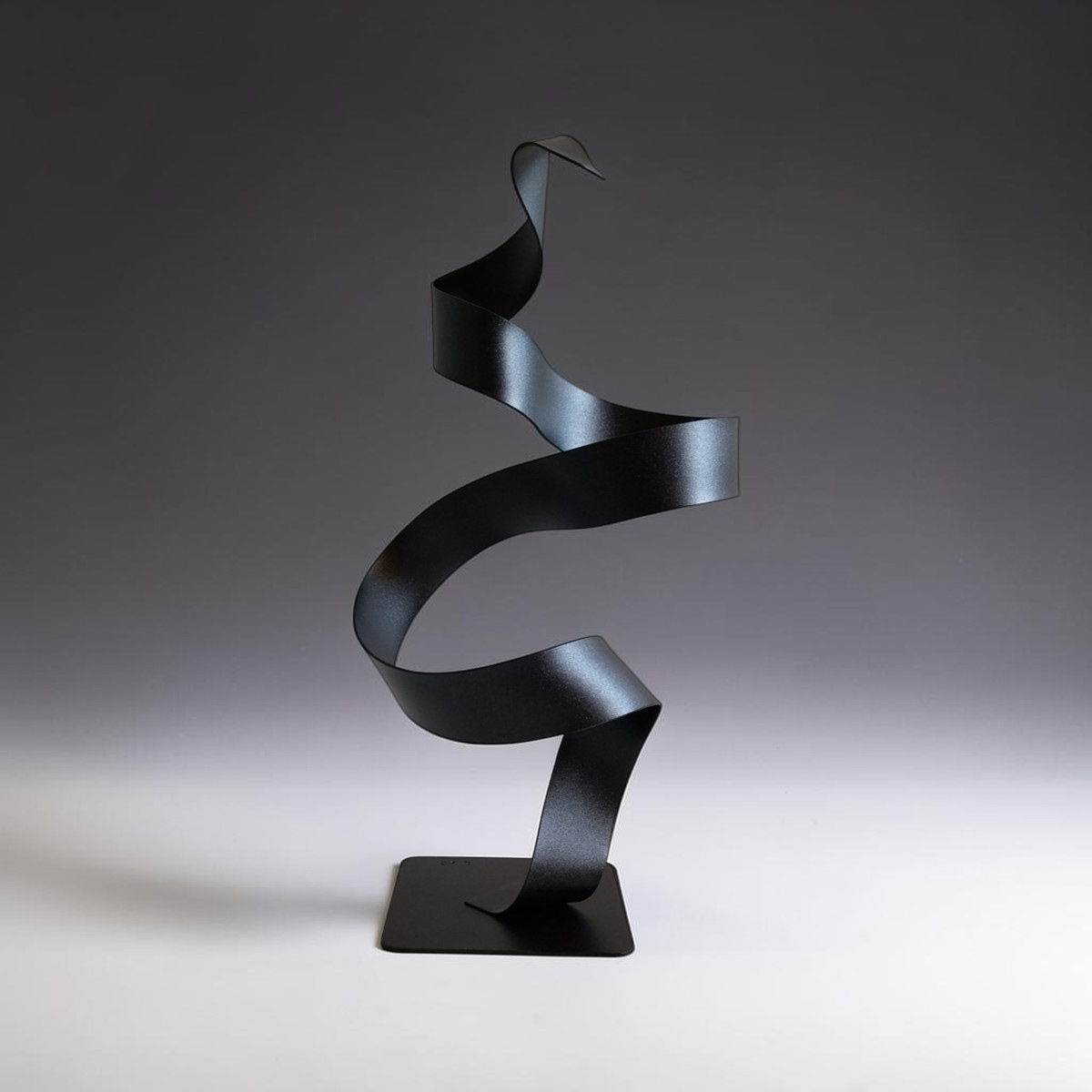Sculpture ruban spirale en métal noir pailleté 35 cm réalisée artisanalement par NaguraDesign face