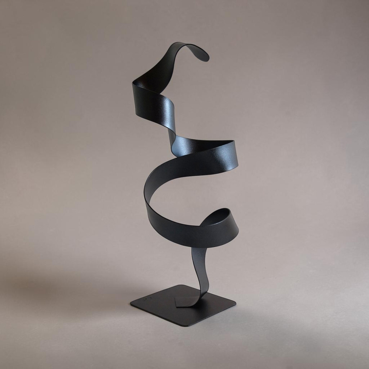 Sculpture ruban spirale en métal noir pailleté 35 cm réalisée artisanalement par NaguraDesign profil