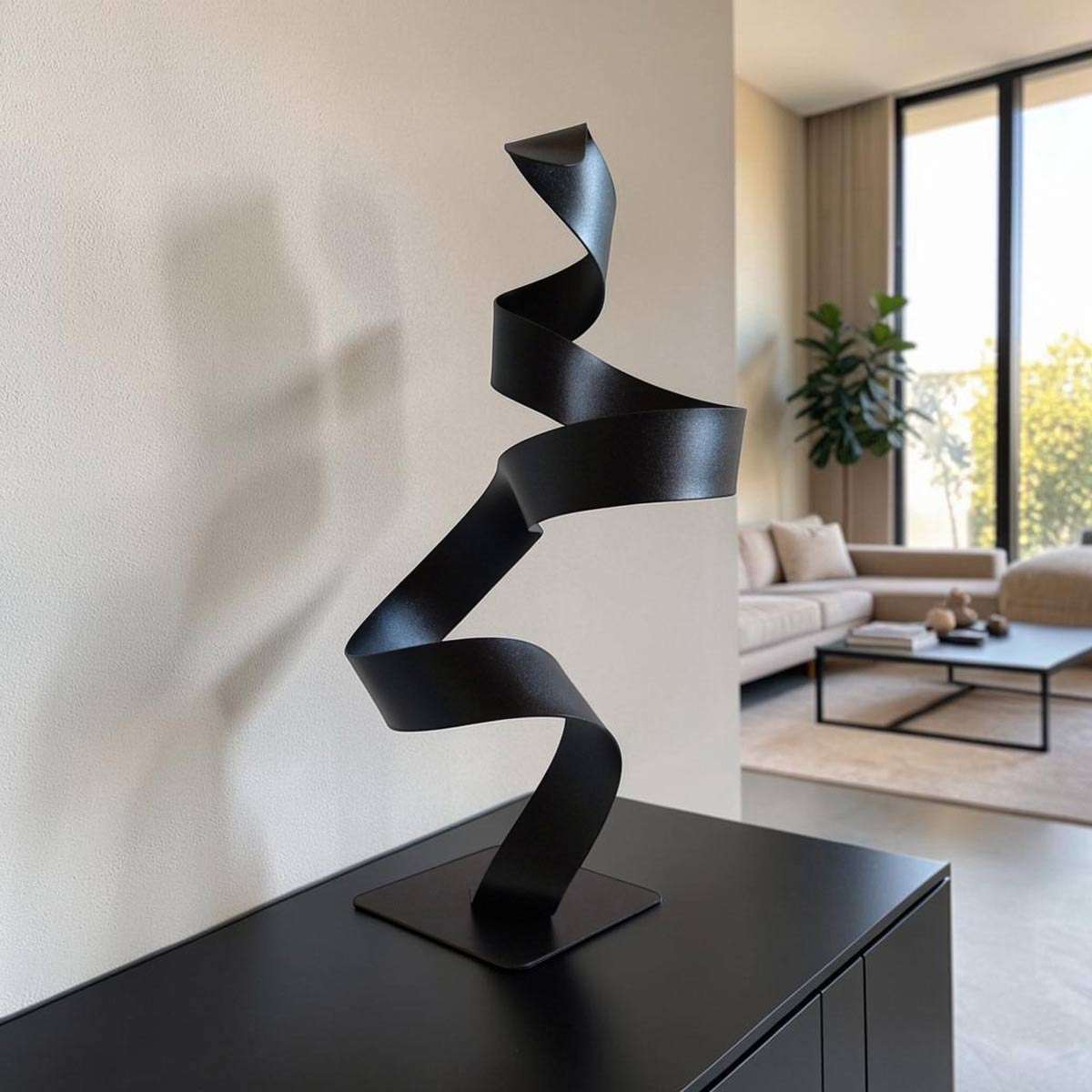 Sculpture ruban spirale en métal noir pailleté 35 cm réalisée artisanalement par NaguraDesign situation