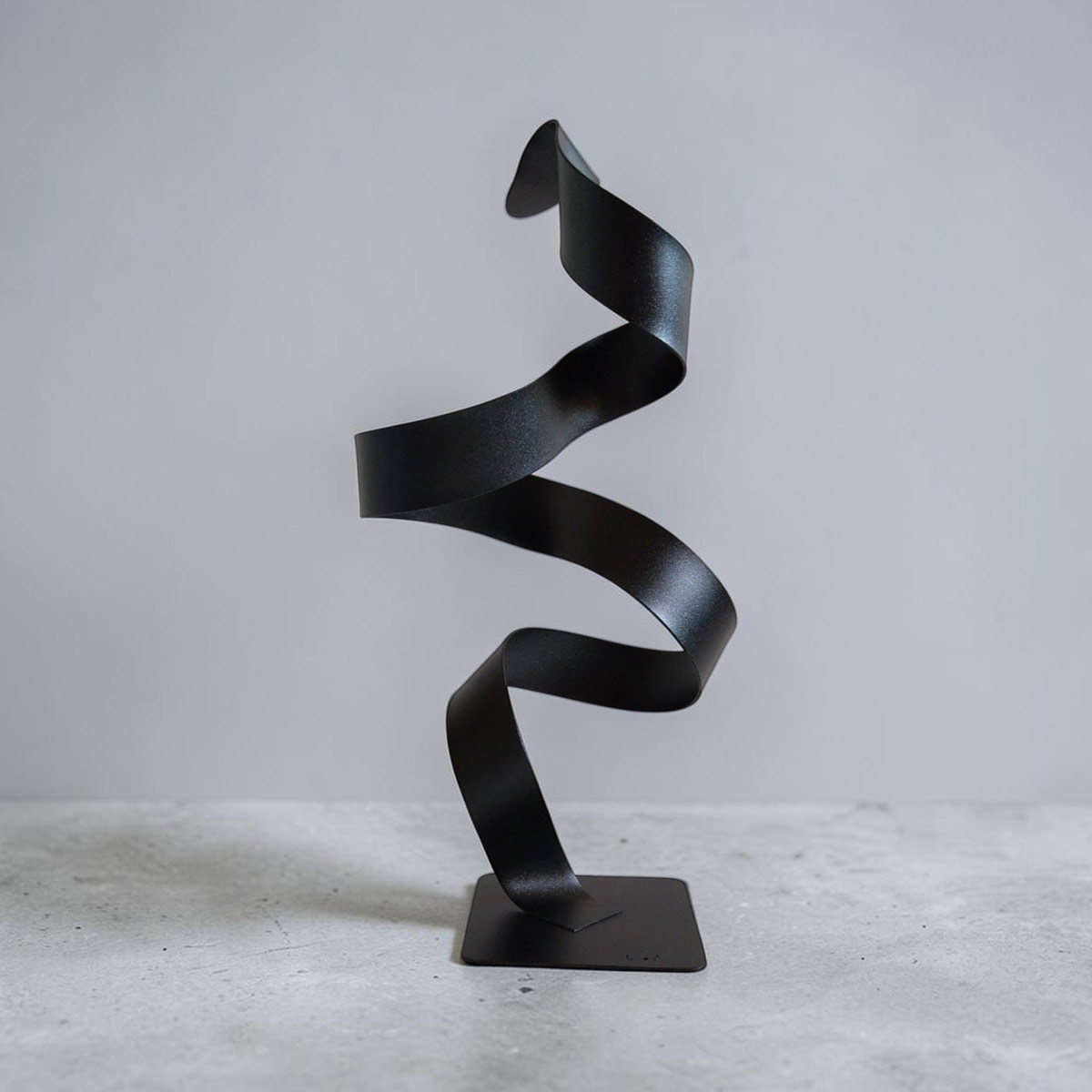 Sculpture ruban spirale en métal noir pailleté 35 cm réalisée artisanalement par NaguraDesign