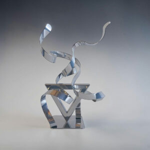 Sculpture GÉO Triangle en métal chrome avec deux rubans 36 cm par NaguraDesign