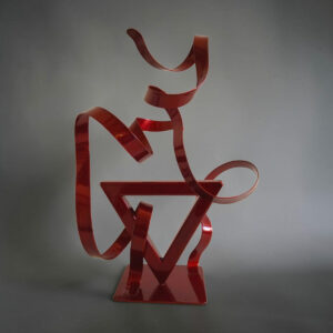 Sculpture GÉO Triangle en métal rouge avec deux rubans 35 cm par NaguraDesign