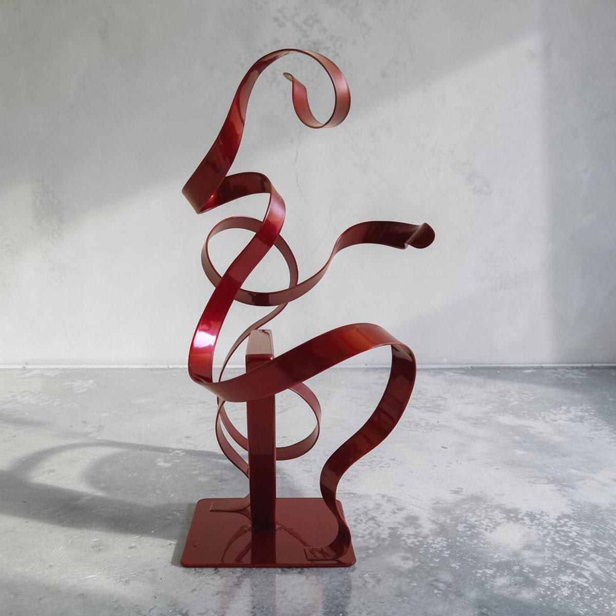 Sculpture GÉO Triangle en métal rouge avec deux rubans 35 cm par NaguraDesign coté