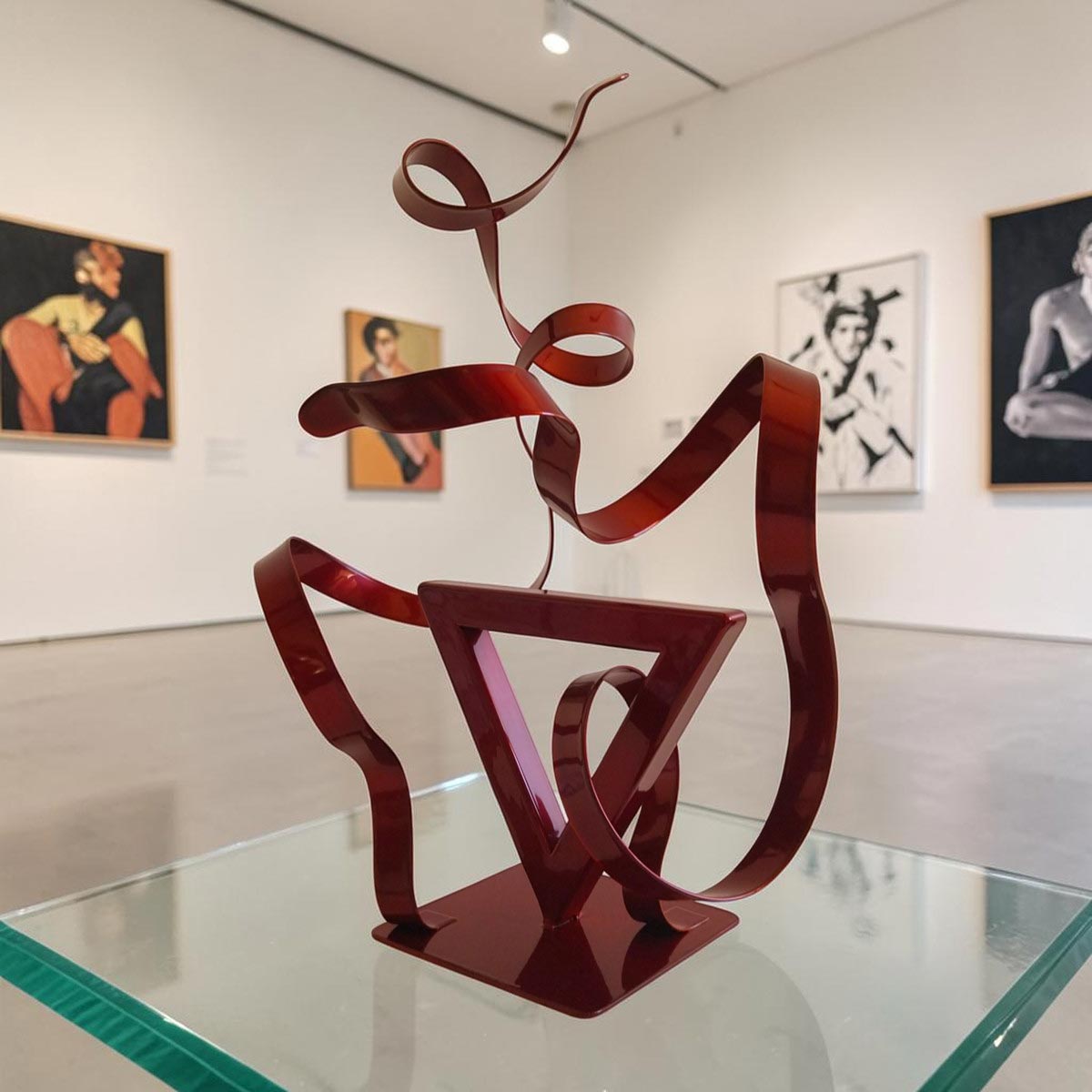 Sculpture GÉO Triangle en métal rouge avec deux rubans 35 cm par NaguraDesign décor