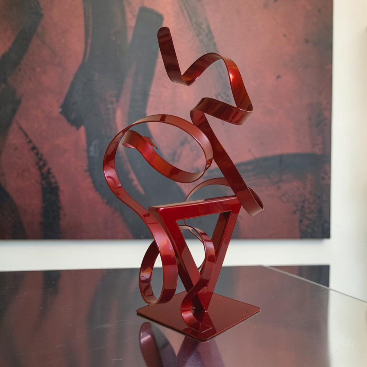 Sculpture GÉO Triangle en métal rouge avec deux rubans 35 cm par NaguraDesign dos