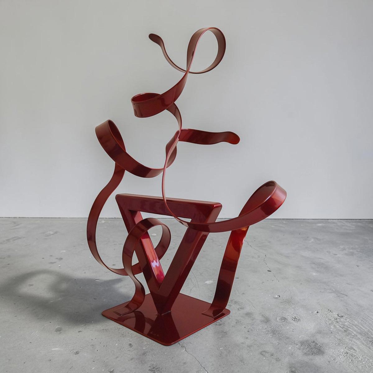 Sculpture GÉO Triangle en métal rouge avec deux rubans 35 cm par NaguraDesign face