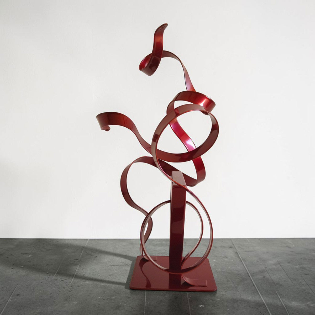 Sculpture GÉO Triangle en métal rouge avec deux rubans 35 cm par NaguraDesign profil