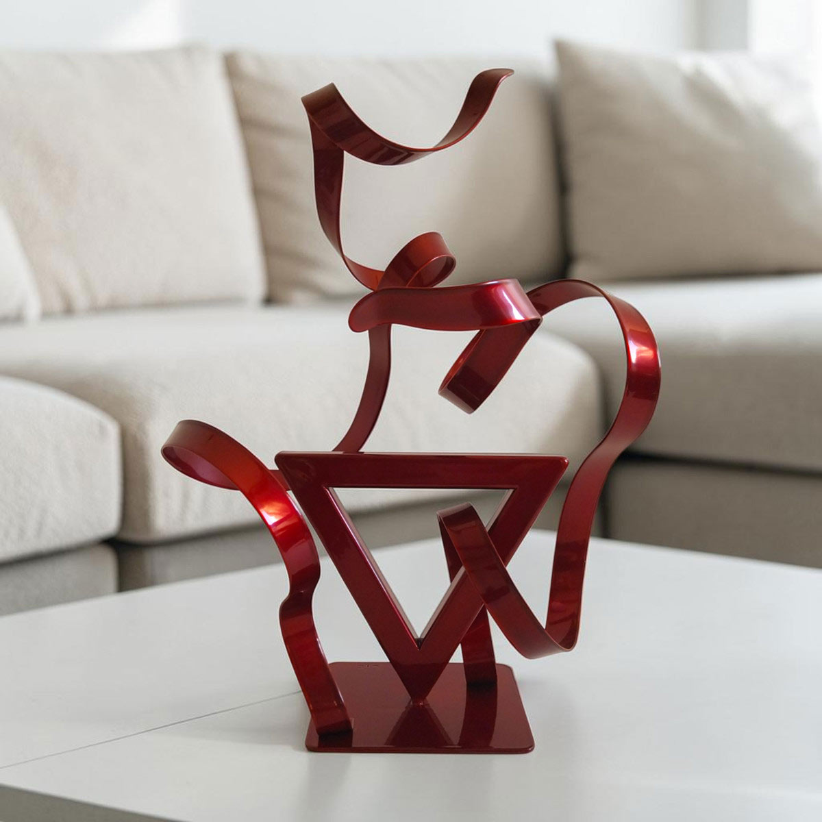 Sculpture GÉO Triangle en métal rouge avec deux rubans 35 cm par NaguraDesign situation