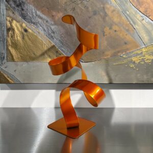 Sculpture ruban courbe en métal orange 30 cm réalisée artisanalement par NaguraDesign