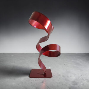 Sculpture ruban courbe en métal rouge 28 cm réalisée artisanalement par NaguraDesign profil